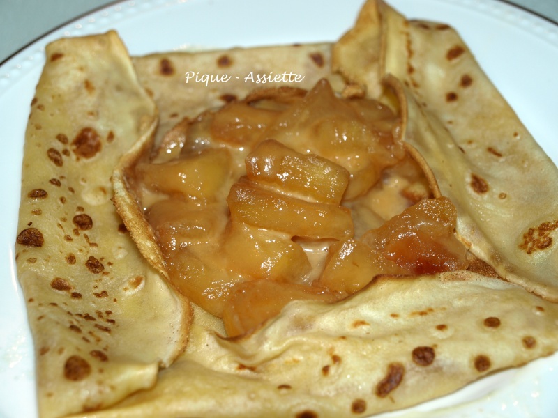 CREPES NORMANDES FLAMBEES AU CALVADOS. - Pique - Assiette