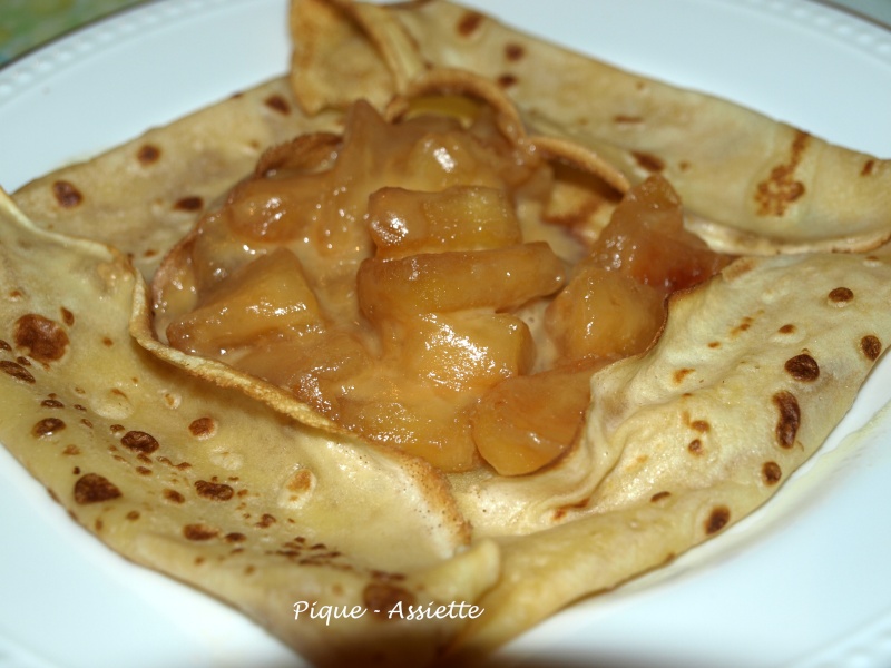 CREPES NORMANDES FLAMBEES AU CALVADOS. - Pique - Assiette